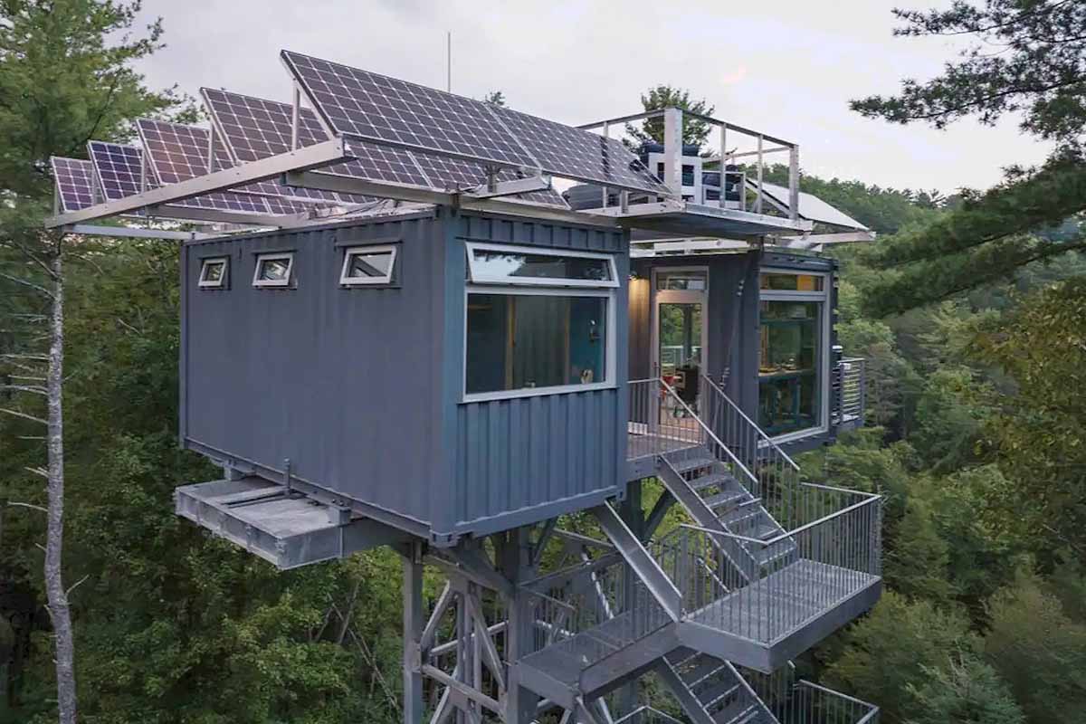 Située en plein cœur de la forêt de Cohutta Wilderness en Georgie à 18 m de hauteur, cette maison conteneur est à louer sur Airbnb.