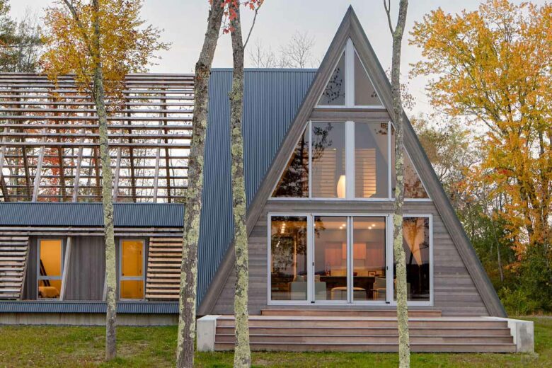 Une maison en A composée de trois triangles.