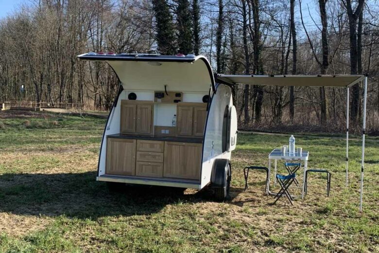 L'espace cuisine situé à l'arrière dispose de rangements, glacière à compression, plaques de cuisson et évier, selon les options.