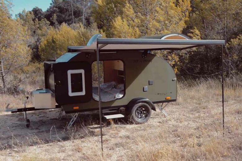 Une caravane teardrop équipée d'un panneau solaire.