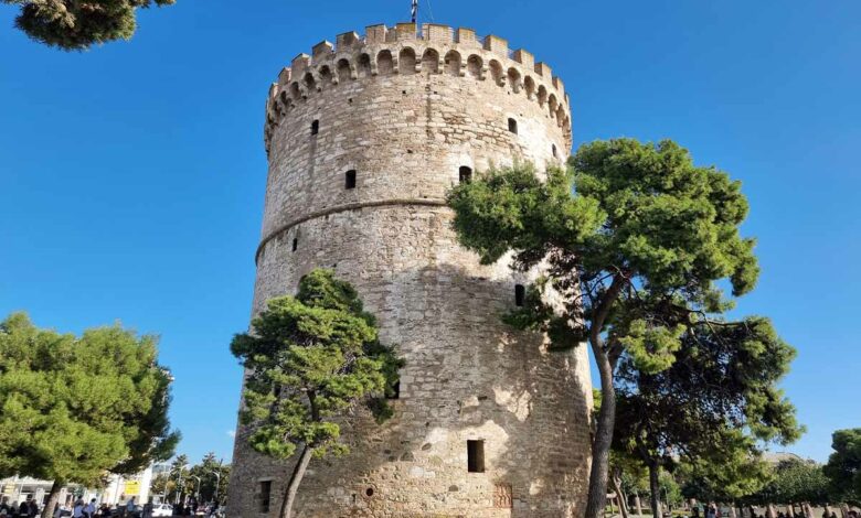 La Tour blanche est un monument de Thessalonique, située sur le front de mer et transformée en musée.