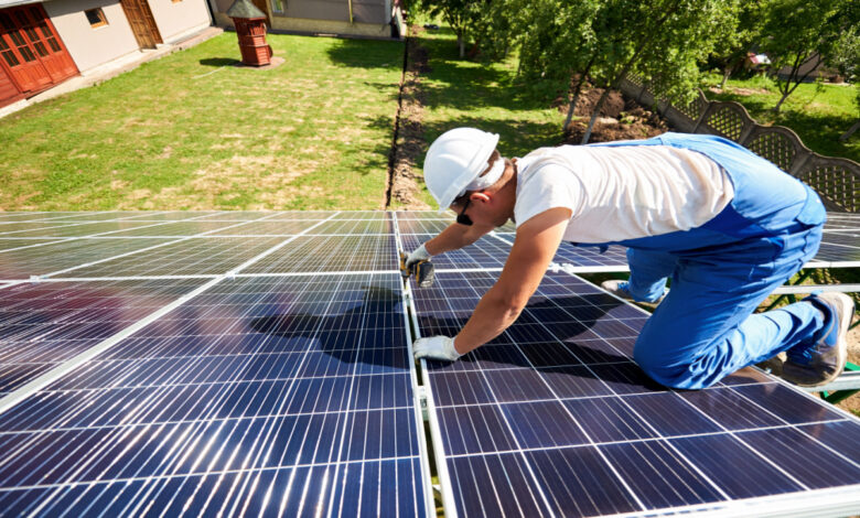 L'installation de panneaux solaires sur le toit d'une maison.