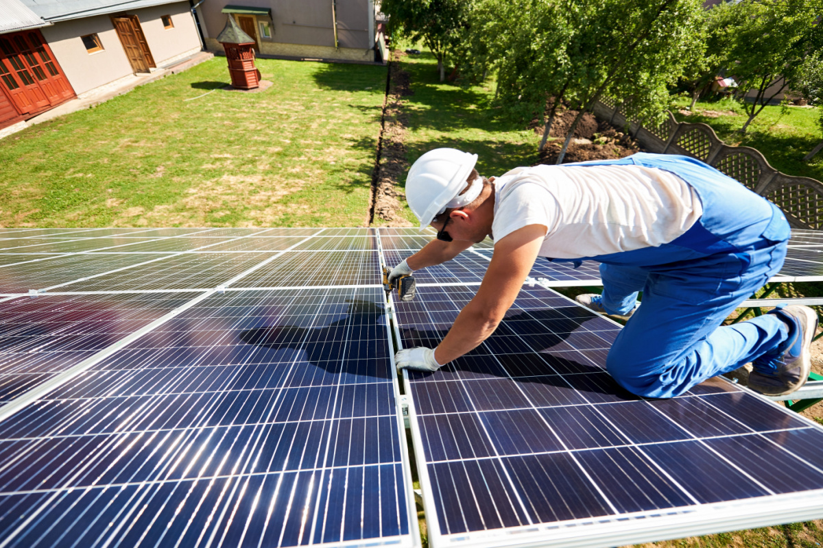 L'installation de panneaux solaires sur le toit d'une maison.