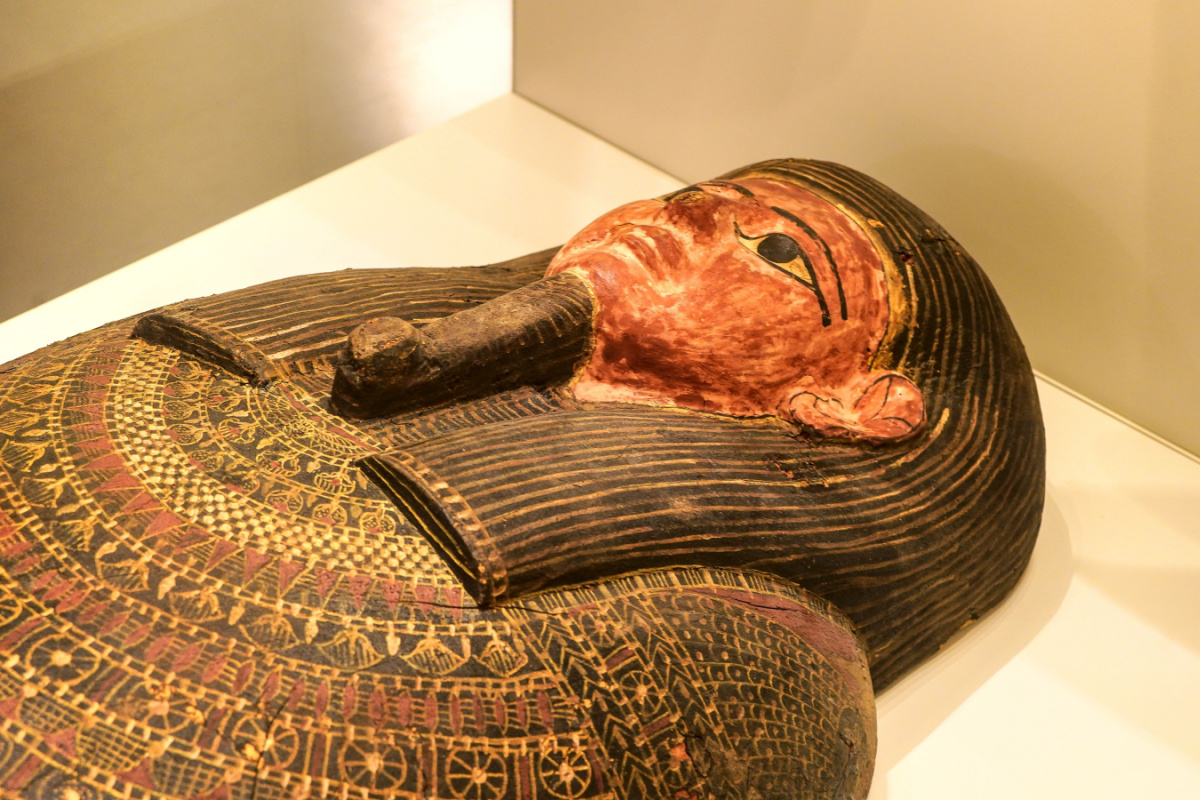 Un sarcophage exposé dans un musée.