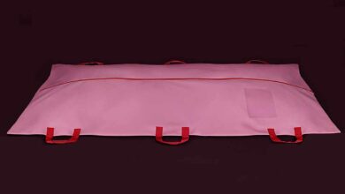 Un sac mortuaire de couleur rose dans une campagne de sensibilisation contre les féminicides.