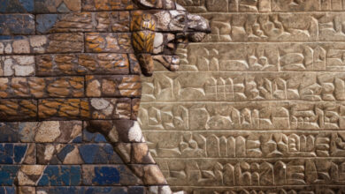Un texte et une statue de taureau sumériens cunéiformes anciens, une déité mythique assyrienne.