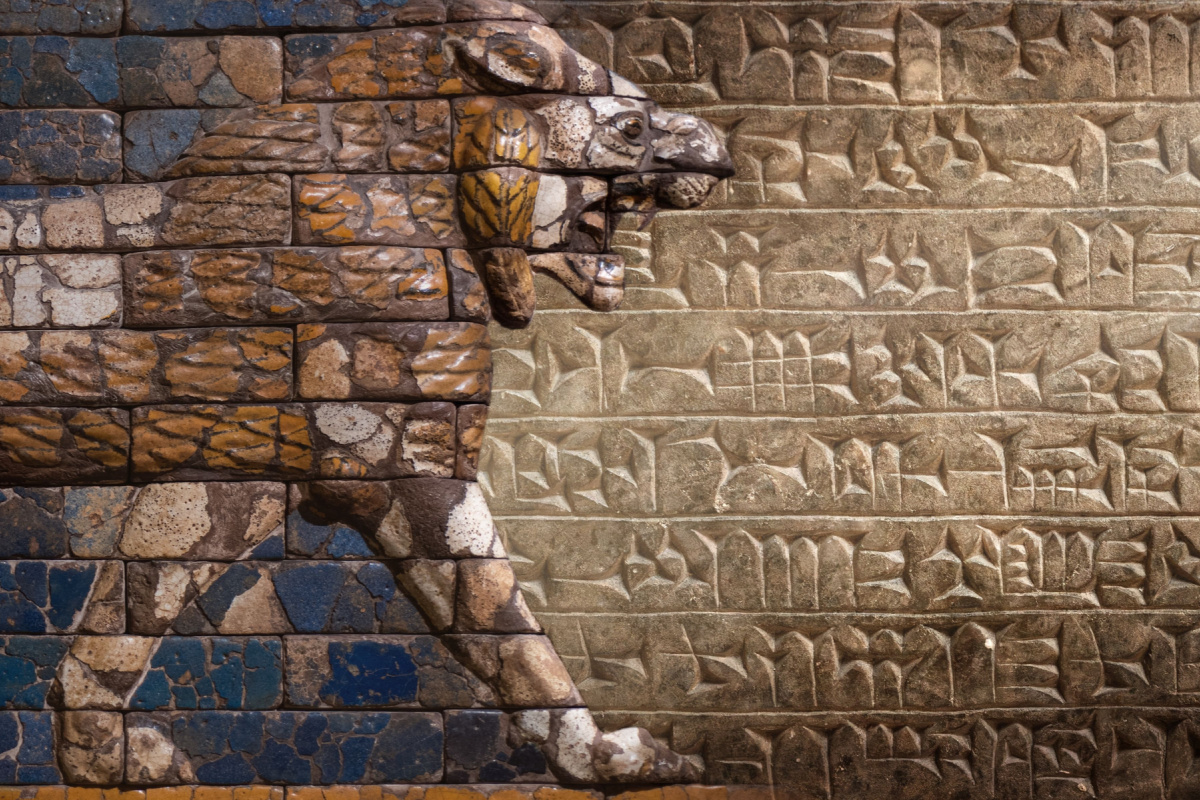 Un texte et une statue de taureau sumériens cunéiformes anciens, une déité mythique assyrienne.