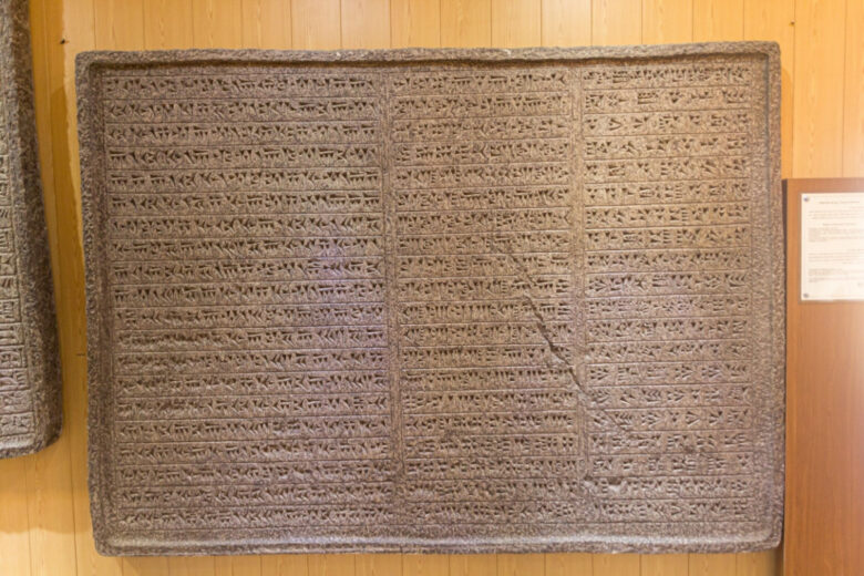 Une tablette gravée d'un texte de cunéiforme au musée archéologique de la colline de Hegmataneh à Hamadan, Iran.