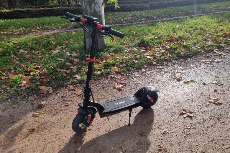 Une trottinette tout-terrain.