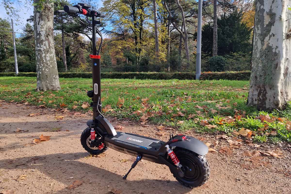 La trottinette électrique tout-terrain iScooter iX6 (1 000 W).