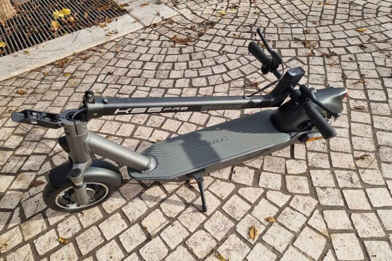 La trottinette électrique KS6 Pro pliée.