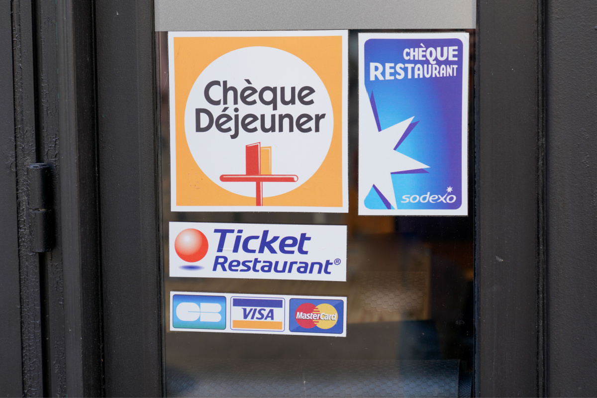 Le Ticket-Restaurant sous les projecteurs : un revirement rapide du gouvernement sur l'interdiction des achats alimentaires !