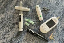 Le matériel nécessaire aux diabétiques (type 2), un stylo d'injection d'insuline, lecteur de glycémie, etc.