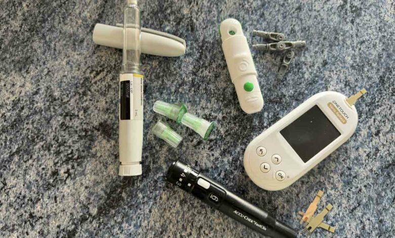 Le matériel nécessaire aux diabétiques (type 2), un stylo d'injection d'insuline, lecteur de glycémie, etc.