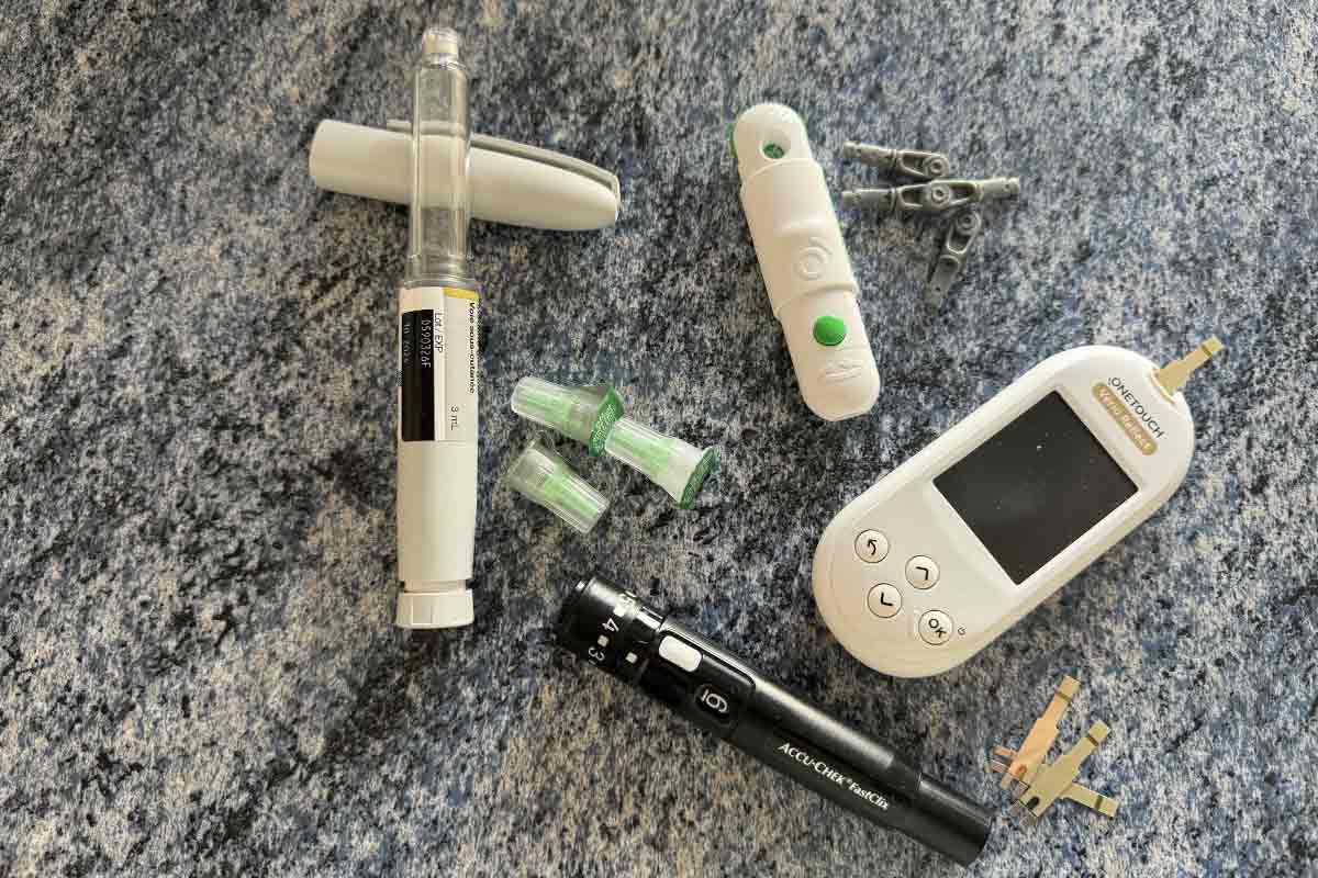Le matériel nécessaire aux diabétiques (type 2), un stylo d'injection d'insuline, lecteur de glycémie, etc.