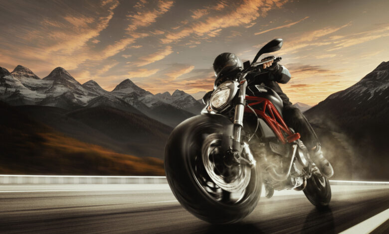 Quelle couverture est choisie en majorité pour la moto selon l'âge des assurés ?