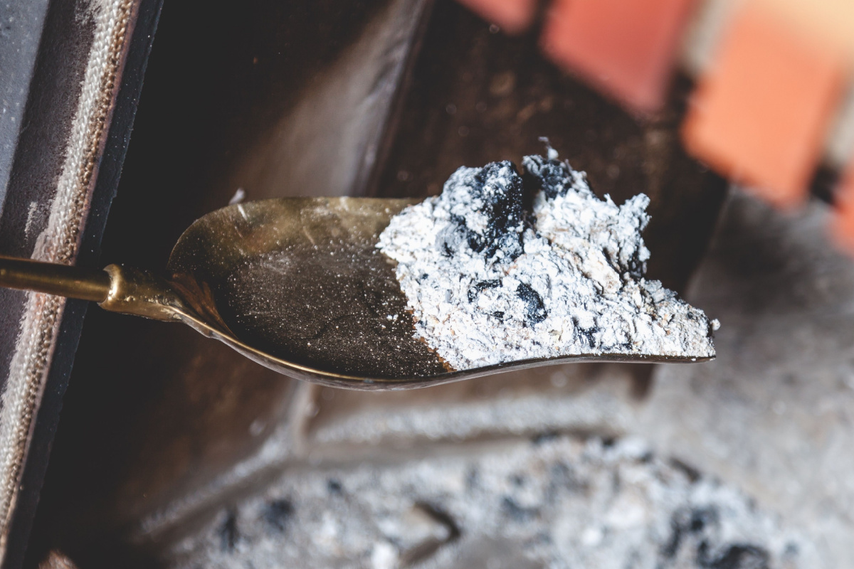 Comment revalorisée vos cendres de cheminée à la maison et au jardin ?
