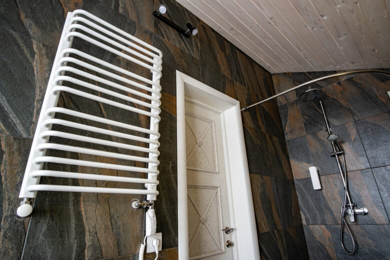 Un sèche serviette électrique peut aussi servir de chauffage d'appoint dans votre salle de bain.