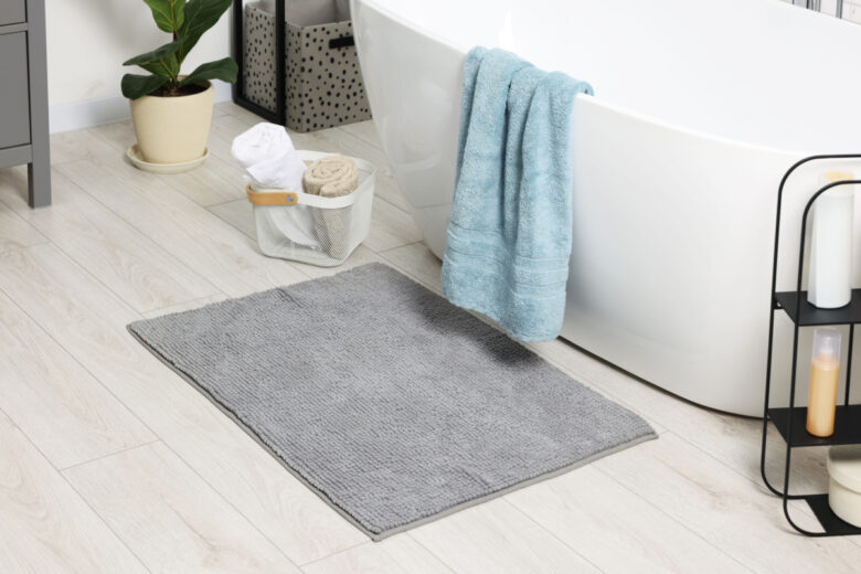 Un tapis vous évitera d'entrer en contact avec le sol froid en sortant du bain ou de la douche.