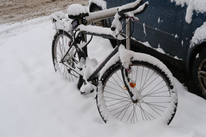 Ajoutez des colliers de serrage en plastique pour faire office de pneus neige.