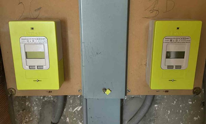 Deux compteurs linky dans une résidence pour approvisionner des appartements en électricité.