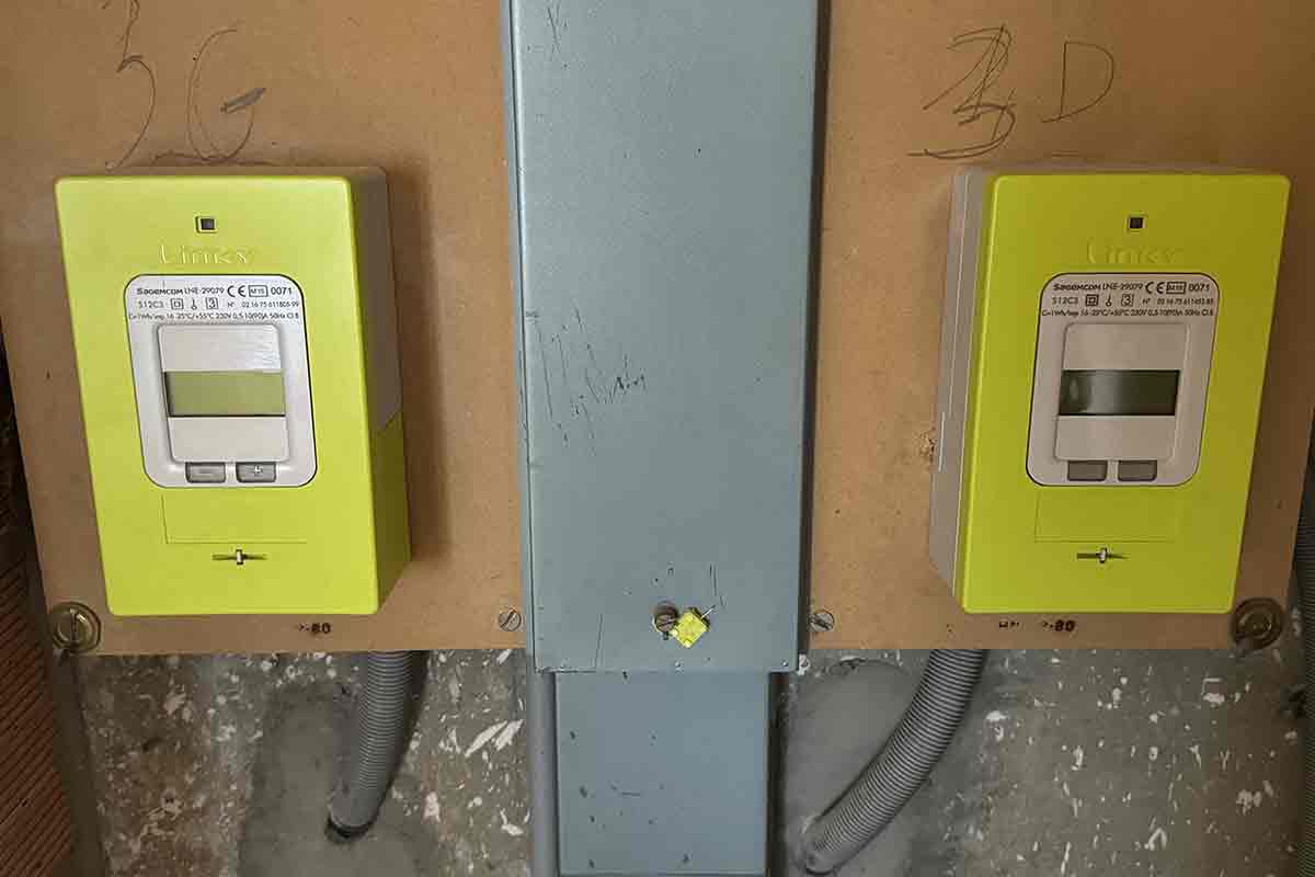 Deux compteurs linky dans une résidence pour approvisionner des appartements en électricité.