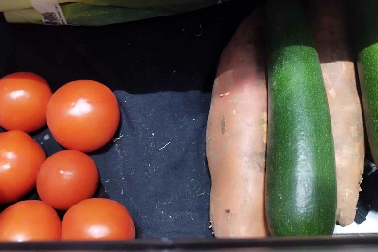 Des torchons repliés, 100 % coton au fond du bac à légumes.