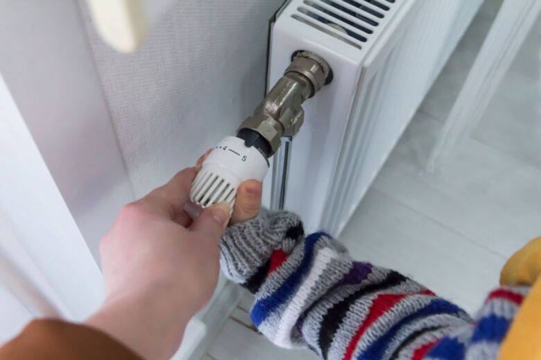 Un enfant et sa maman qui modifient la température sur le robinet thermostatique.