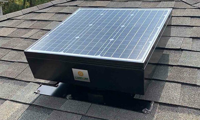 Un ventilateur solaire sur un toit, pour la circulation d'air dans les combles.