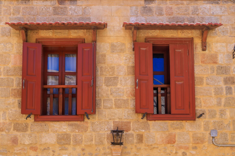 Des volets en bois sur une maison ancienne.