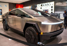Le cybertruck présenté à la salle d'exposition Tesla à San José en Californie le 25 novembre 2023.