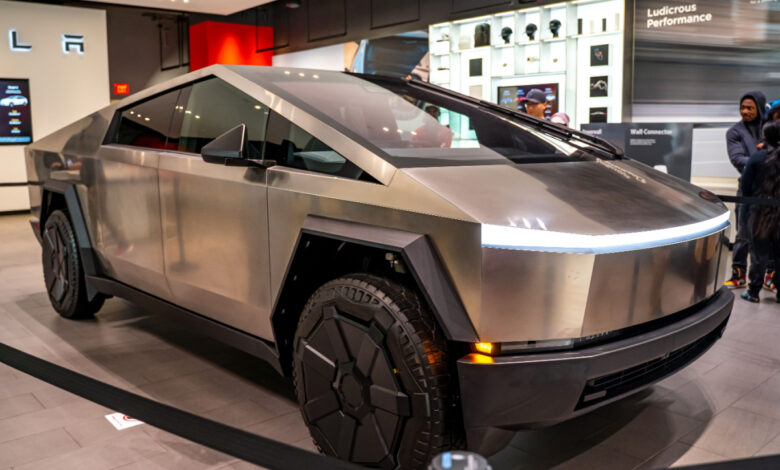 Le cybertruck présenté à la salle d'exposition Tesla à San José en Californie le 25 novembre 2023.