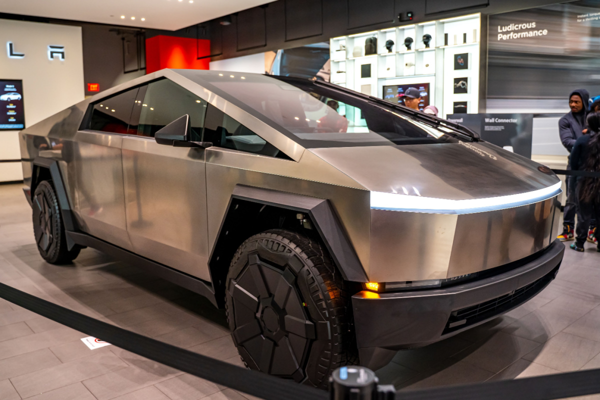 Le cybertruck présenté à la salle d'exposition Tesla à San José en Californie le 25 novembre 2023.