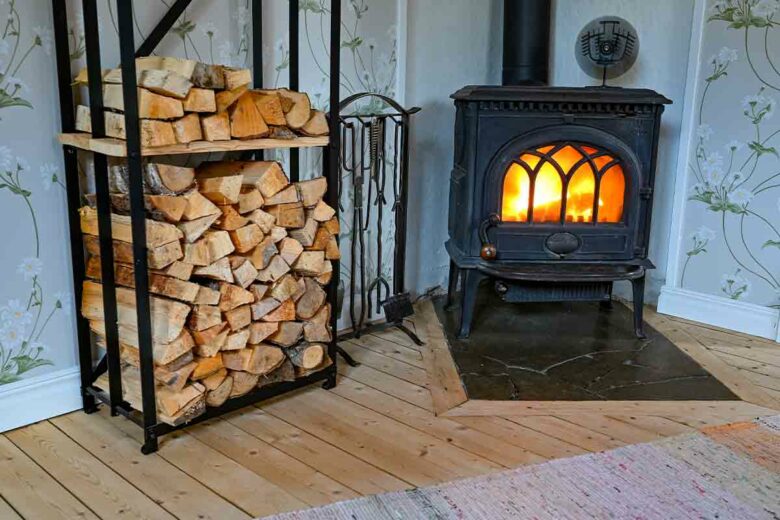 Un poêle à bois avec un ventilateur pour rediriger la chaleur.