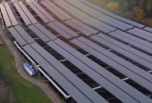 Une unité d'agrivoltaïsme à Mezos sur un site de pisciculture.