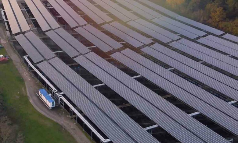 Une unité d'agrivoltaïsme à Mezos sur un site de pisciculture.