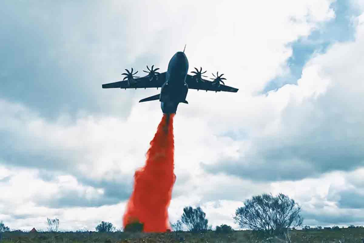 Un Airbus A400 modifié en avion anti-incendie réalise des tests en Espagne.