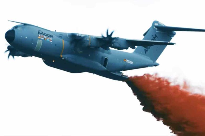 L'Airbus A400M modifié lors des essais de largages en Espagne.