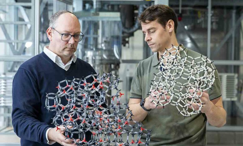 Représentation, de la molécule de PLA polymérisée dans les mains des chercheurs.