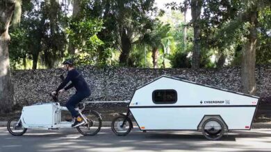 Le vélo cargo électrique tracte facilement la caravane Cyberdrop.