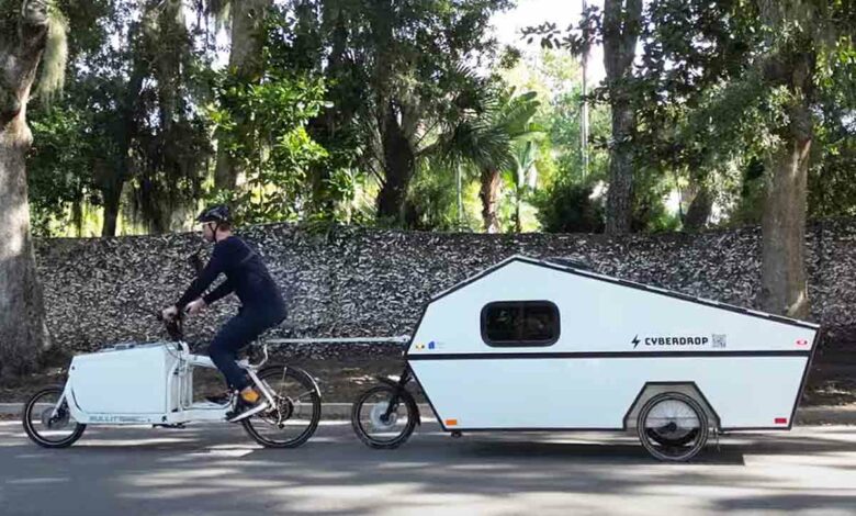 Le vélo cargo électrique tracte facilement la caravane Cyberdrop.