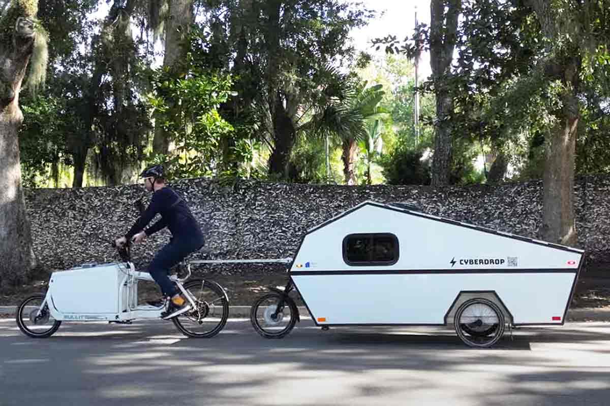 Le vélo cargo électrique tracte facilement la caravane Cyberdrop.