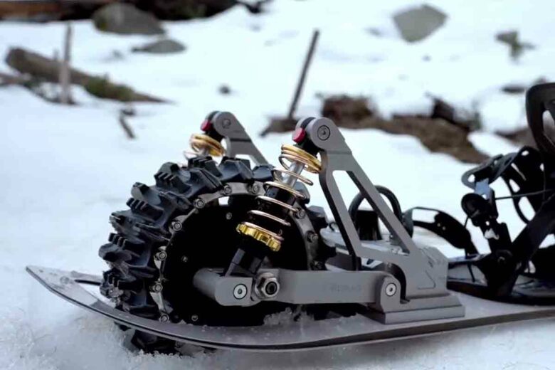 Le snowboard est équipé d'une roue cramponnée montée sur suspensions.
