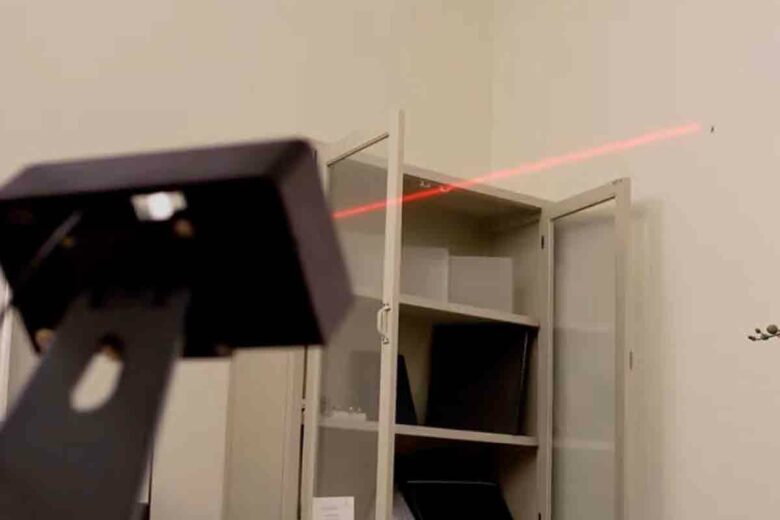 Un moustique a été repéré, il est pointé par le laser du dispositif.