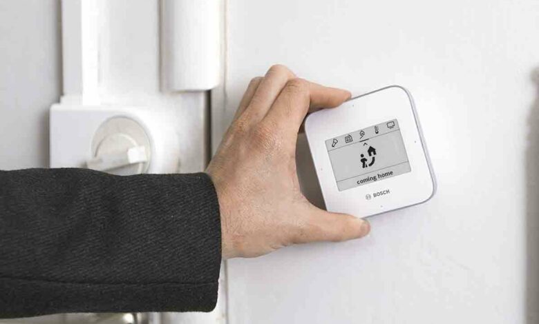 La télécommande sans fil permet de piloter toutes les fonctions importantes de votre système Bosch Smart Home même sans smartphone.