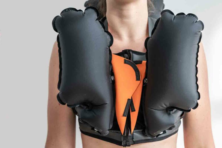 La SwimVest de Hexoray peut sauver de la noyade grâce à ses airbags.