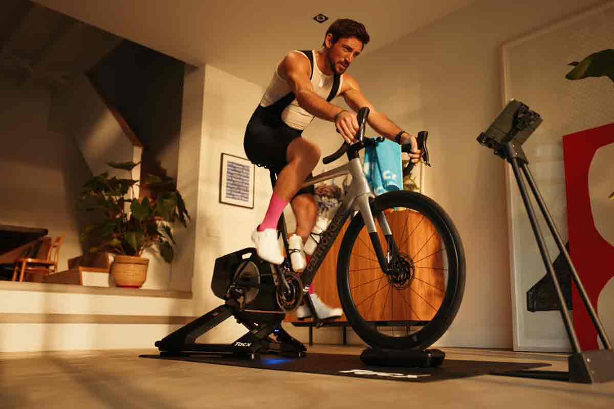 Le nouveau modèle de home trainer Garmin Tacx NEO 3M en cours d'utilisation.