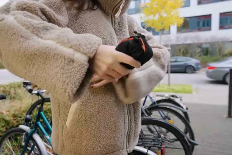 Une fois dégonflé, le casque Inflabi se plie et se range facilement dans une poche.