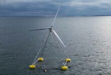 T-Omega Wind a mis en mer une éolienne de démonstration à l'échelle 1/16 dans Clarks Cove à New Bedford, MA, le lundi 4 décembre 2023. L'unité de démonstration fournira des données et des informations durant les 60 prochains jours.