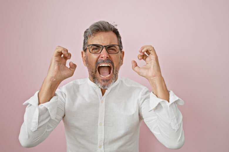 Un homme énervé et agressif.